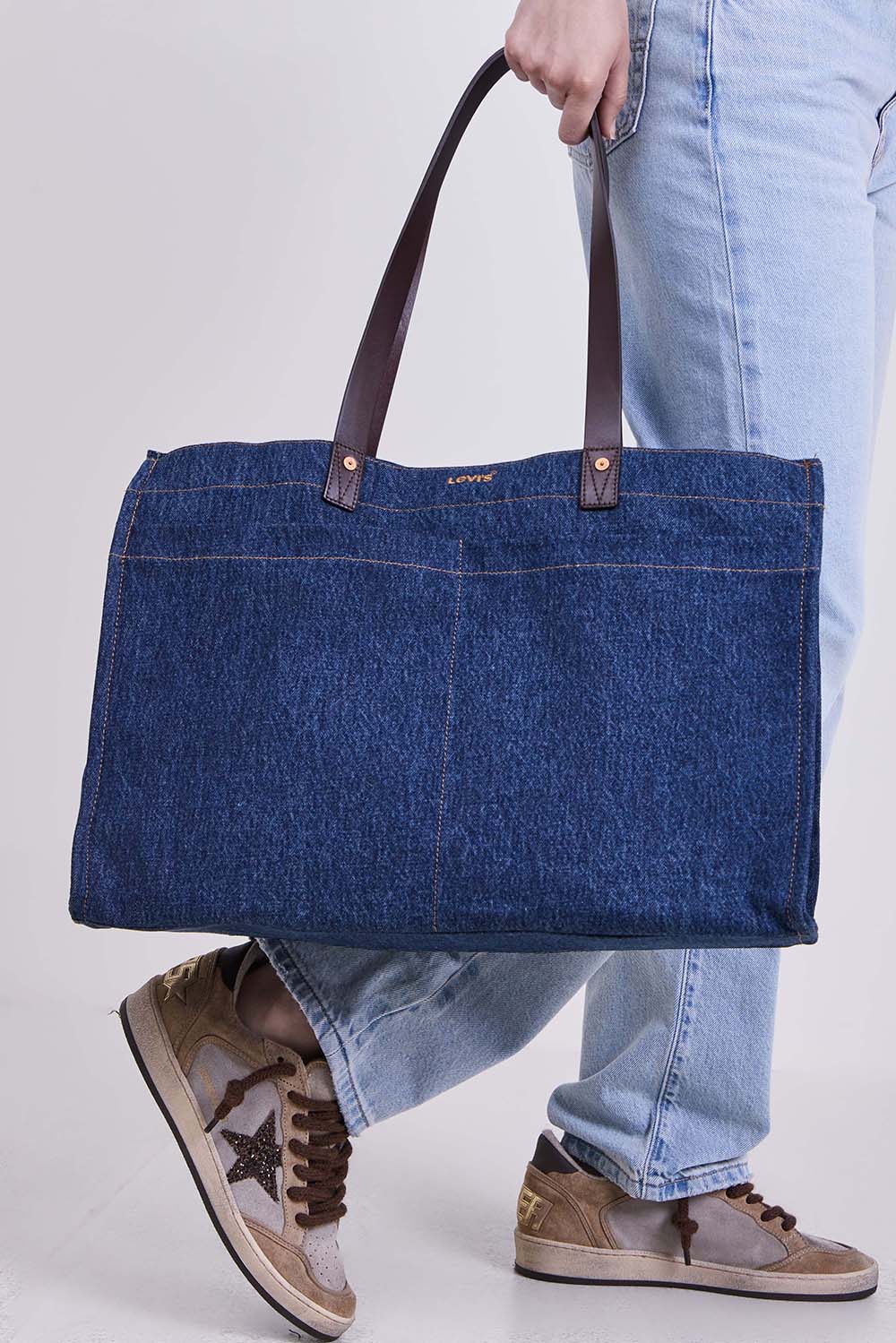 תמונת כל הלוק של תיק כתף